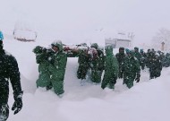 在印藏边境附近，雪崩将42名工人困在雪下