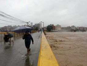 毁灭性的季风雨过后，尼泊尔洪水造成至少148人死亡