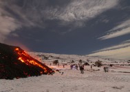 官员警告说，游客和滑雪者离埃特纳火山的熔岩太近了