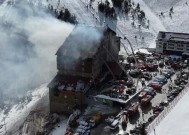 土耳其大火：令人震惊的时刻，大火撕裂了滑雪酒店，造成76人死亡，客人被迫跳楼