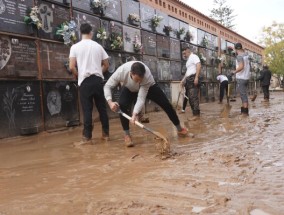 三天后，西班牙发生历史性洪灾，造成至少158人死亡，当地居民呼吁救援